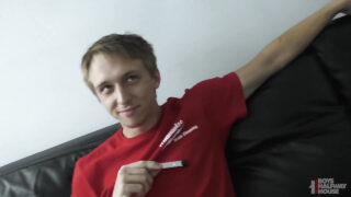 Chętni młodzi geje ssą ogromne kutasy, a następnie odbywają bez zabezpieczenia analne przejażdżki zakończone wybuchowym wytryskiem