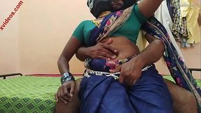 मैंने तेज तेज धक्के लगाते हुए आंटी की चूत में घुसे कॉन्डम चढ़े लंड से तेज तेज वीर्य की पिचकारी मारी जिसने मेरे कॉन्डम को भर दिया