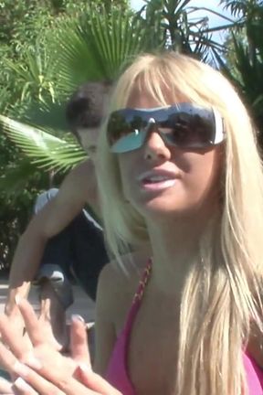 I love to lick my wet pussy with my warm tongue ... then the aim without brakes ...