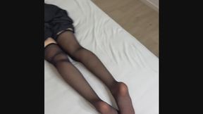 Jenny wird in Nylonstrümpfen gekitzelt! Heißes Nylon Fuß kitzeln! Nylon Füße! Nylonstrumpf footplay!