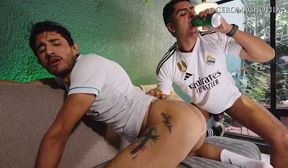 hetero con su amigo putito en tangas viendo futbol