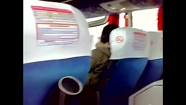 Putaria no ônibus durante a viajem de trabalho, os caras se Punhetando até gozar