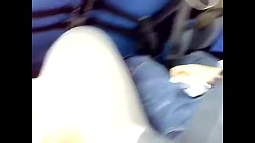 Putaria no ônibus durante a viajem de trabalho, os caras se Punhetando até gozar