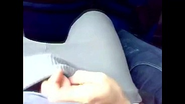Putaria no ônibus durante a viajem de trabalho, os caras se Punhetando até gozar