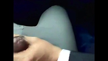 Putaria no ônibus durante a viajem de trabalho, os caras se Punhetando até gozar