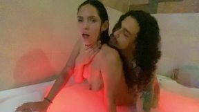 La mejor amiga de mi novia me cabalga en el jacuzzi - PORNO EN ESPA�OL