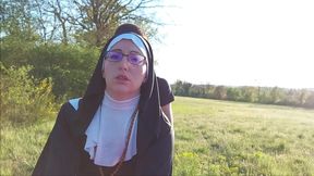 la nonne baise contre le capot