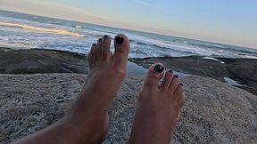 fetiche por pes na praia! solinhas deliciosas exibidas em publico para amantes podolatras!