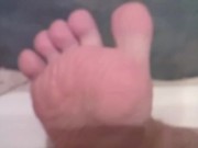 Артем сосет сам себе дрочит ногами лижет ноги в ванной self suck autofellatio self footjob