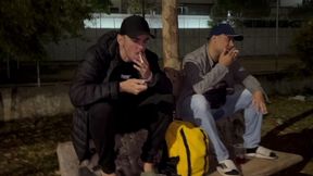 amigos foram b-b-r na quadra e cabaram na broderagem ate que derrepende apareceu um morador de rua que deixou tudo mais interessante