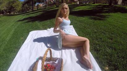 Dulce rubia seducida en el parque