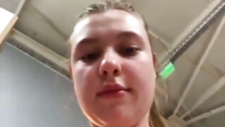 Amatööri teini, jolla on isot luonnolliset tissit, masturboi yksin käyttämällä lelua