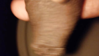 Primer plano casero de una zorra india cachonda masturbándose su gruesa polla negra