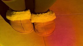 mes chaussons en fourrure bien odorants avec des insultes