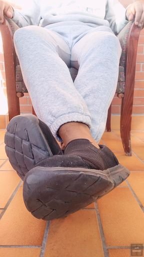 I remove my stinky shoes (2026)