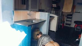 ela nao perdeu tempo e se jogou para o encanador na lavanderia e fizeram sexo ali mesmo