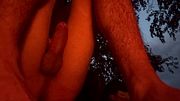Desnudo en la naturaleza alado de una pequeña fogata
