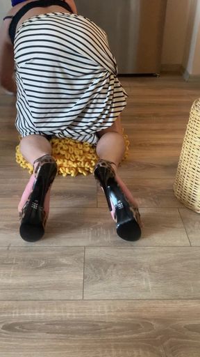 I Watched My Stepmother's Ass While She Was Mopping the Floor