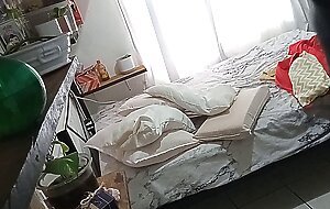 Milf madurita haciendo limpieza en su cuarto 1