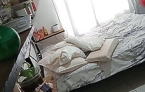 Milf madurita haciendo limpieza en su cuarto 1