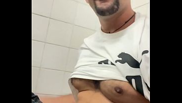 CURTINDO COM OS BOYS NO BANHEIRO PUBLICO - PART 02