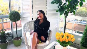 ”Christina, 30 years old, finds the ideal partner for her sapphic initiation!”