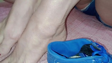 FOOTJOB COM MEUS PÉS NO PAU DO NOVINHO VIRGEM ele gozou no meu pé