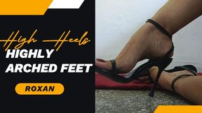 High heels that accentuate very pronounced arches (3)