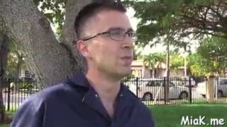 Una ragazza che lecca il culo si fa penetrare analmente intensamente