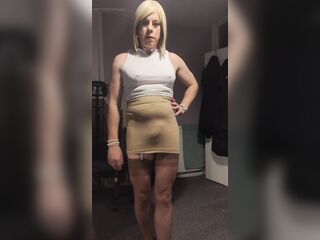 Holly's got a petticoat bulge