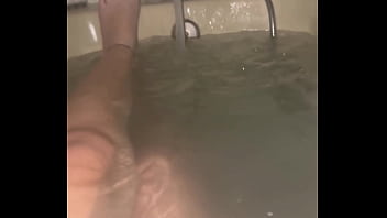Mes pieds et jambes d&eacute_licates dans le bain