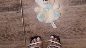 Esmagando um urso de pelúcia com o todo o meu peso