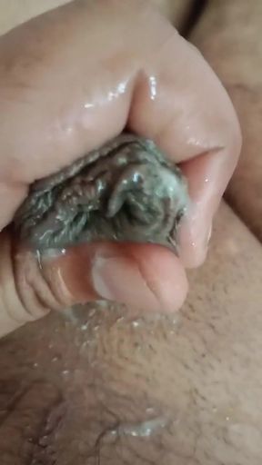 Look at the correct way of masturbation, look at how the college girl masturbated and shook her penis, it was fun, look