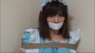 Asiatisches Dienstmädchen-Cosplayer ist gefesselt und geknebelt