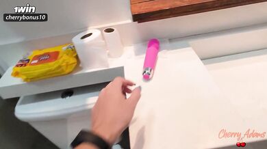 Batendo Siririca Até Esguichar - Me Masturbei Antes do Banho! Cherry Adams Brasileira Squirt