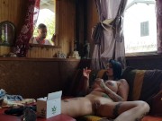 Venditore porta a porta scopa la casalinga porca