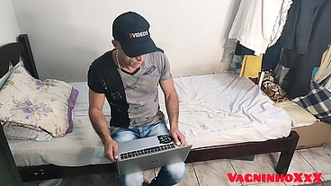 Safadinha de pijama cosplay fazendo porno pela primeira vez e já perdendo a virgindade do cuzinho com seu amigo mais velho Vagninho e Pérola Fernandez