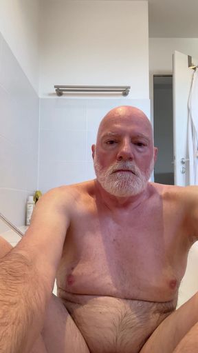 bearstgt bathtube wet and horny showing all