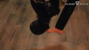 Upside down slapped and fisted Latexgirl