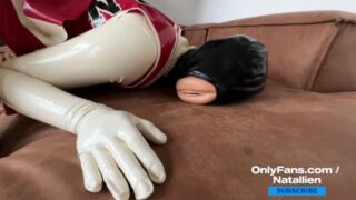 Nyrkkinainti – lutka lateksia gets anal fisted