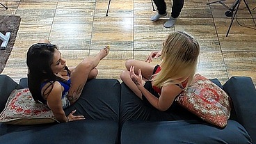 Loira safada e morena fogosa fazem suruba só de beijo e língua!