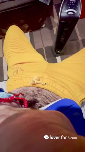 Viendo la ? y jugando con mi verga