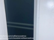 Joven gay entra a ver  hetero bañarse y terminan follando a pelo Creampie se corre dentro