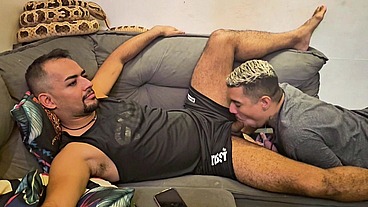 Perdeu aposta que fez e chupou a rola do vizinho com leite condensado até leitar.