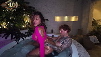 On vacation with Carla Morelli'_s big butt