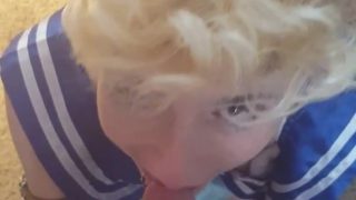 아마추어 세일러 문 코스플레이어가 그녀 뒤에 거울이 있는 POV의 자지를 빨고 있습니다.