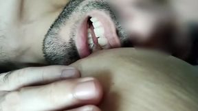 chupando y mordiendo los pezones grandes, duros y lactantes de mi esposa