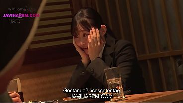 Gostosa d&aacute_ pra dois escondida no bar - LEGENDADO