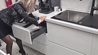 Stepmom Stuck Her Hand in the Kitchen and Make a Good Dell with Stepson