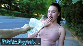 Public Sex Kiara Flow zeigt ihre sexy langen Beine und fickt draußen in der Öffentlichkeit